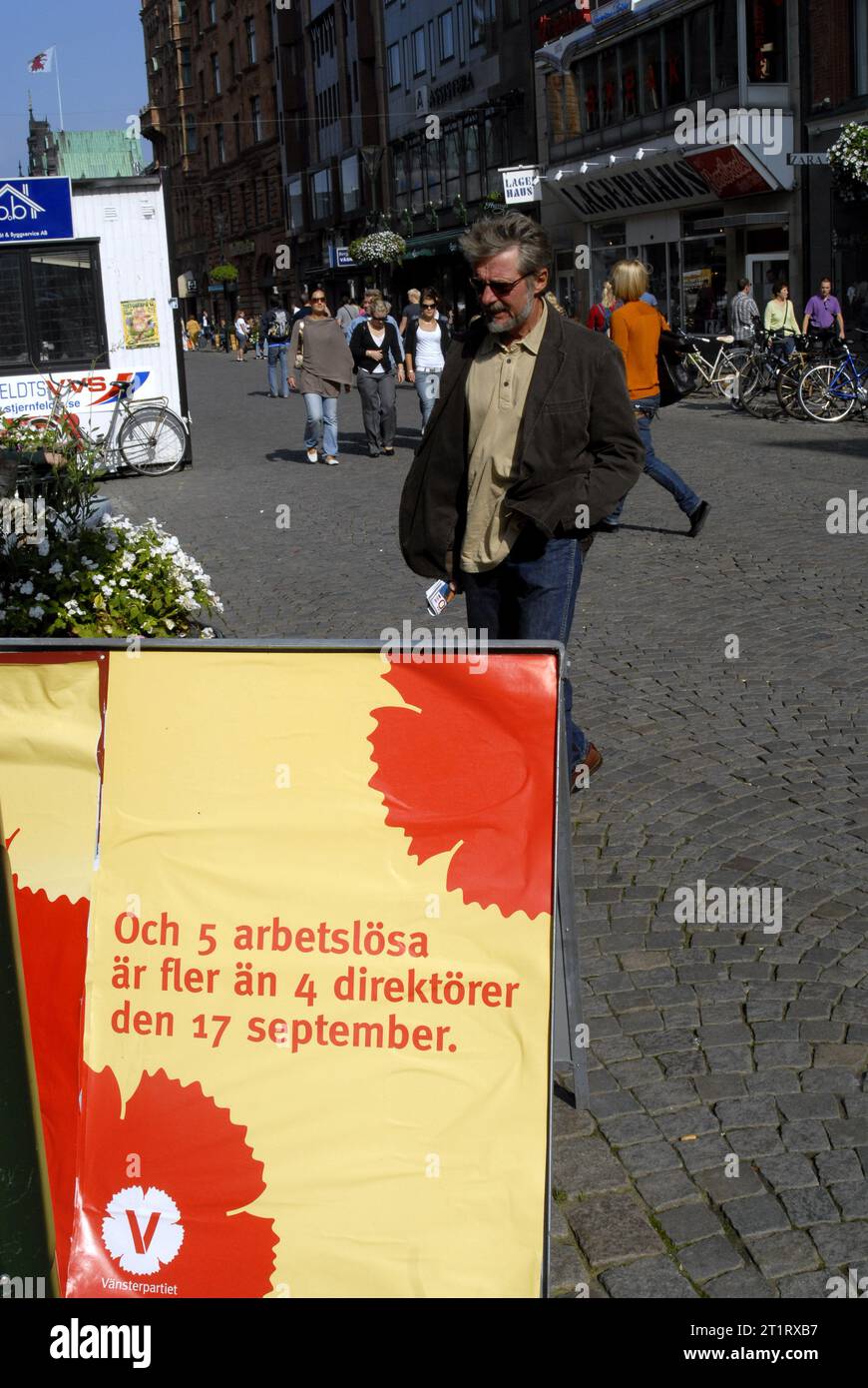 Schwedische Allgemeine Paarliamentswahlen am sonntag, September 17,2006, Wahlplakate und Kompainger, die die letzten Wähler auf ihrer Seite sehen, verschiedene politische Arbeiter IN malmoe Schweden, September 16,2006 (Foto: Francis Dean/Dean Pictures) Stockfoto