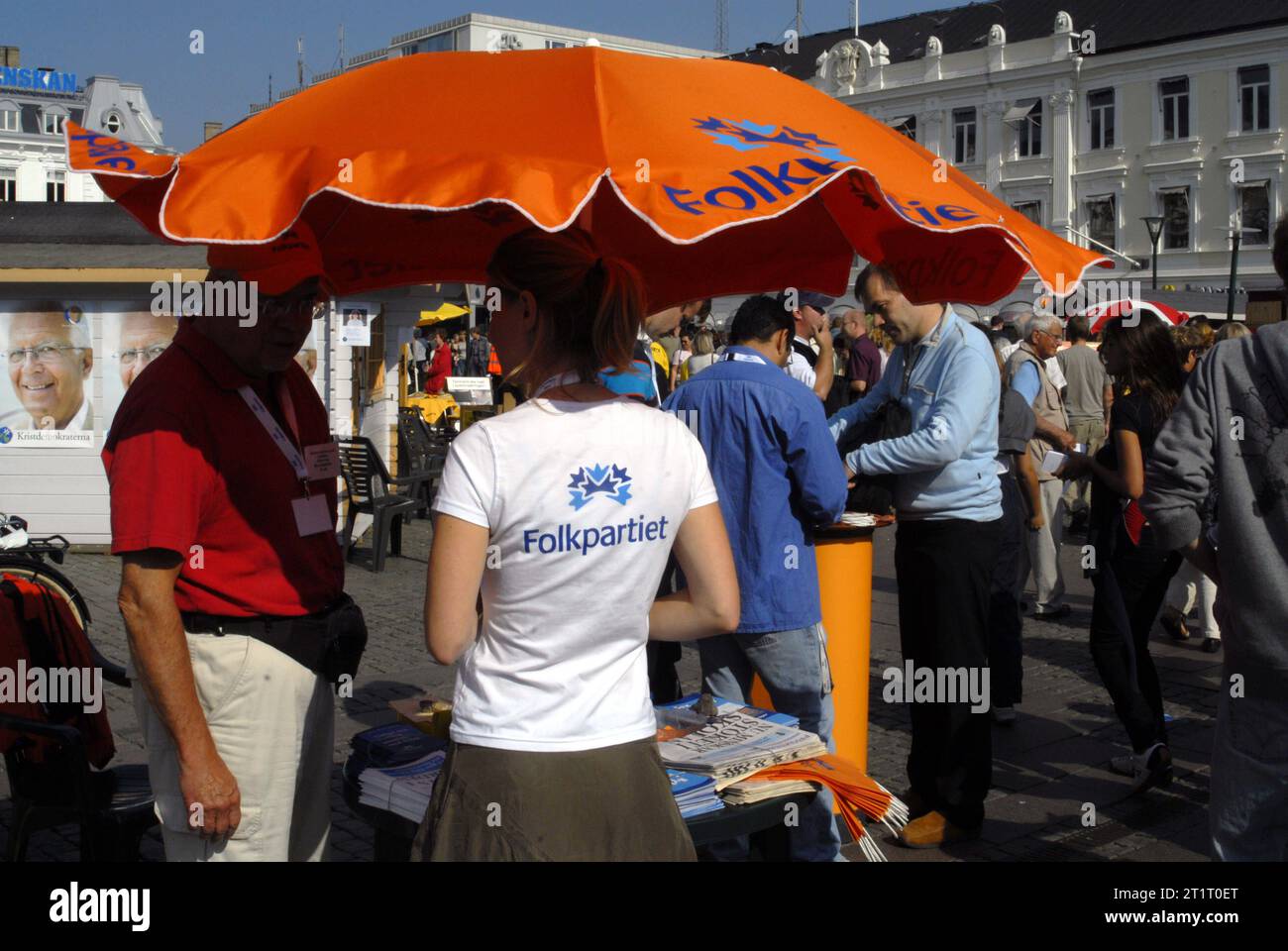 Schwedische Allgemeine Paarliamentswahlen am sonntag, September 17,2006, Wahlplakate und Kompainger, die die letzten Wähler auf ihrer Seite sehen, verschiedene politische Arbeiter IN malmoe Schweden, September 16,2006 Stockfoto