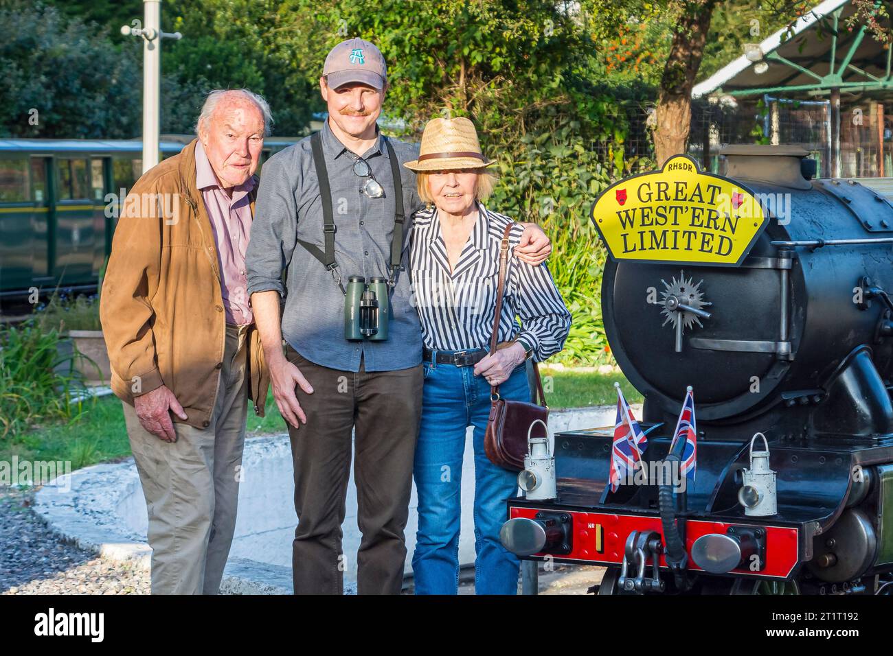 Die Legenden der Schauspielerinnen Timothy West, Prunella Scales und ihr Sohn Sam West bei einem Besuch der RH&DR mit ihrem speziell gefertigten Kopfteil Stockfoto