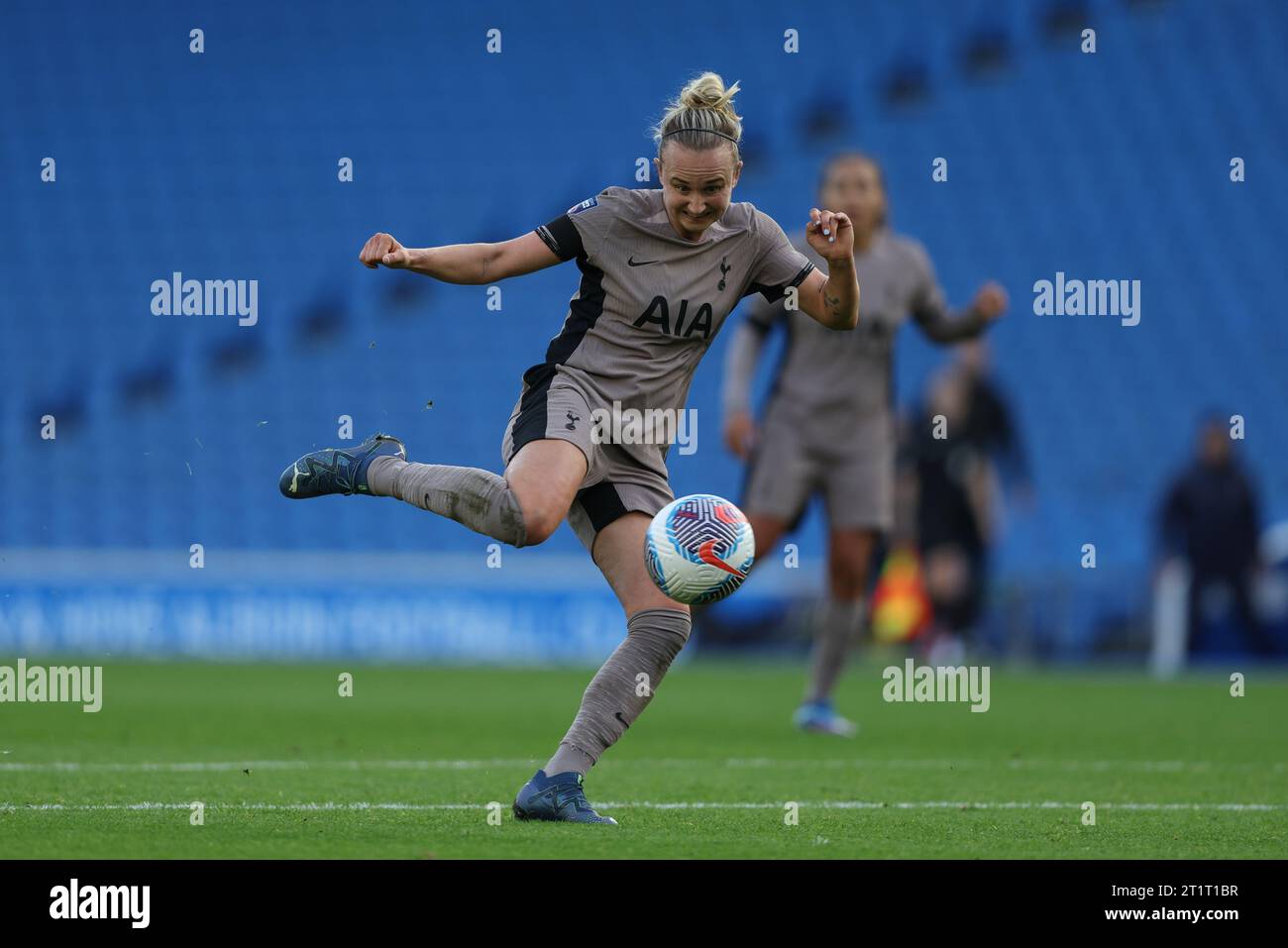 Brighton, Großbritannien. Oktober 2023. Martha Thomas von Tottenham schießt und erzielt den Equalizer 1-1 während des Spiels der Barclays Women's Super League zwischen Brighton & Hove Albion und Tottenham Hotspur im American Express Stadium in Brighton. Quelle: James Boardman/Alamy Live News Stockfoto