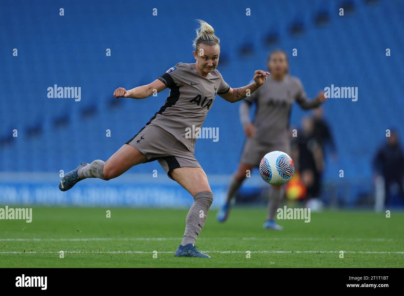 Brighton, Großbritannien. Oktober 2023. Martha Thomas von Tottenham schießt und erzielt den Equalizer 1-1 während des Spiels der Barclays Women's Super League zwischen Brighton & Hove Albion und Tottenham Hotspur im American Express Stadium in Brighton. Quelle: James Boardman/Alamy Live News Stockfoto