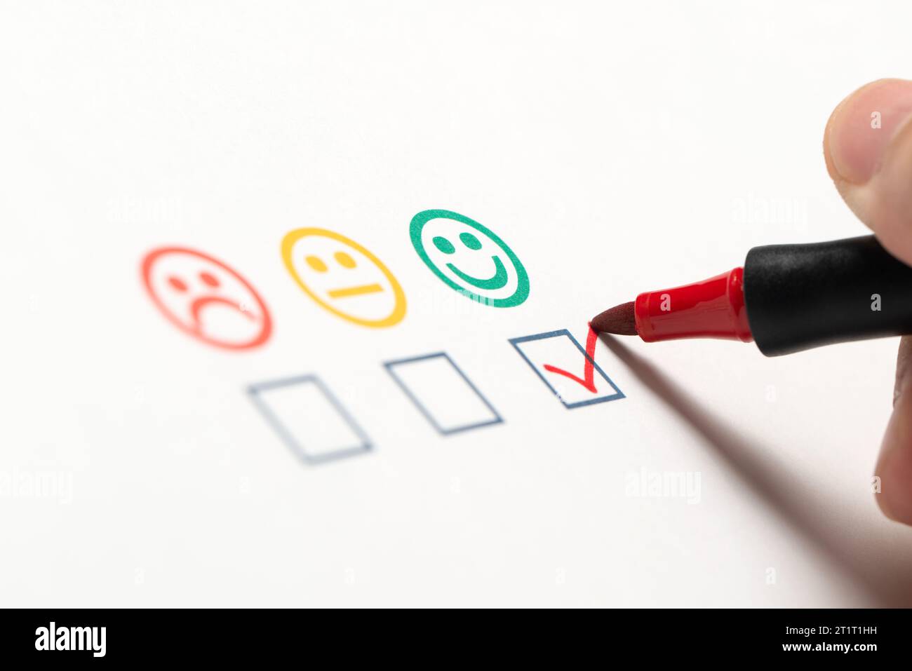 Fragebogen zur Kundenzufriedenheit und Umfragekonzept mit einem Smiley-Gesicht. Stockfoto