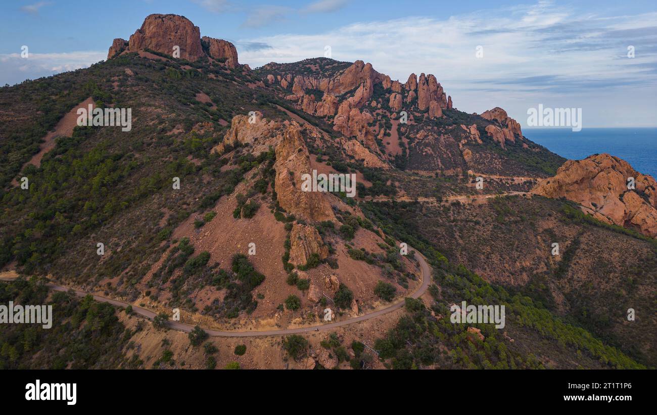 Aus der Vogelperspektive auf das Massif de L'Esterel und die roten Klippen, die in das Mittelmeer fallen. Französische Riviera. Cote d'Azur Stockfoto