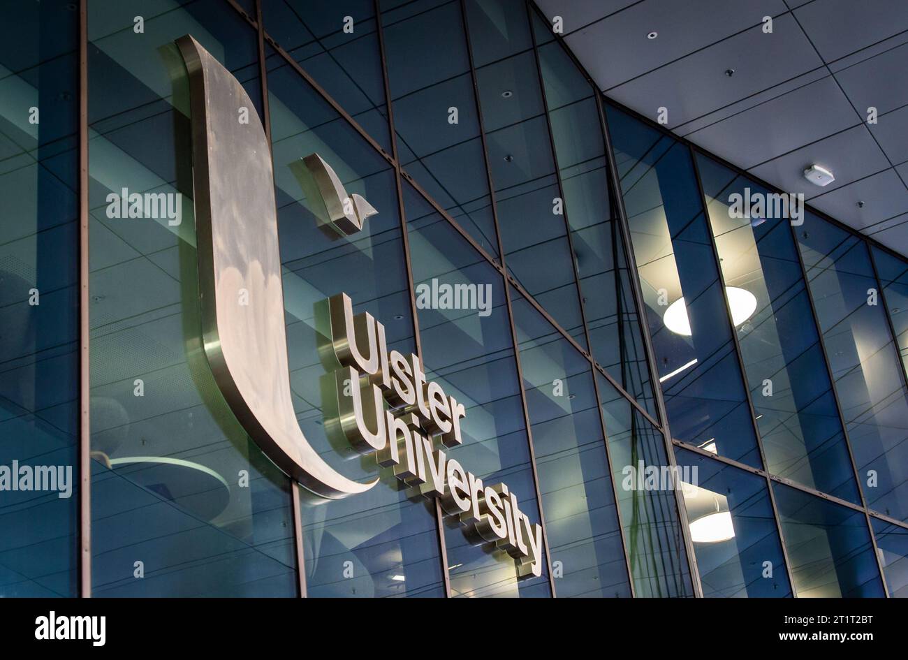 Belfast, Großbritannien, 29. September 2023. Das Logo der Ulster University auf dem neuen Campus in Belfast. Stockfoto