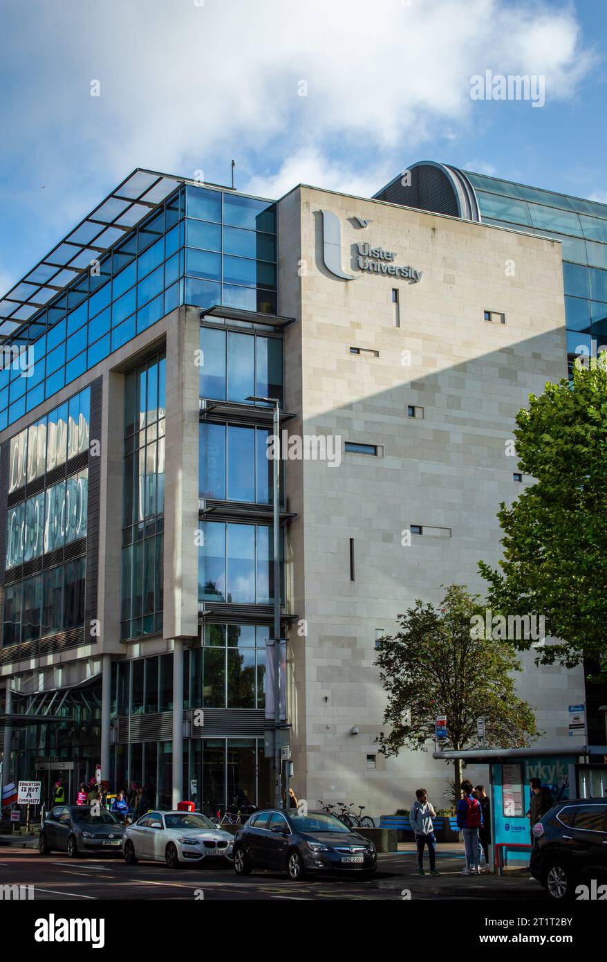 Belfast, Großbritannien, 29. September 2023. Straßenblick auf den Campus der Ulster University Belfast. Stockfoto