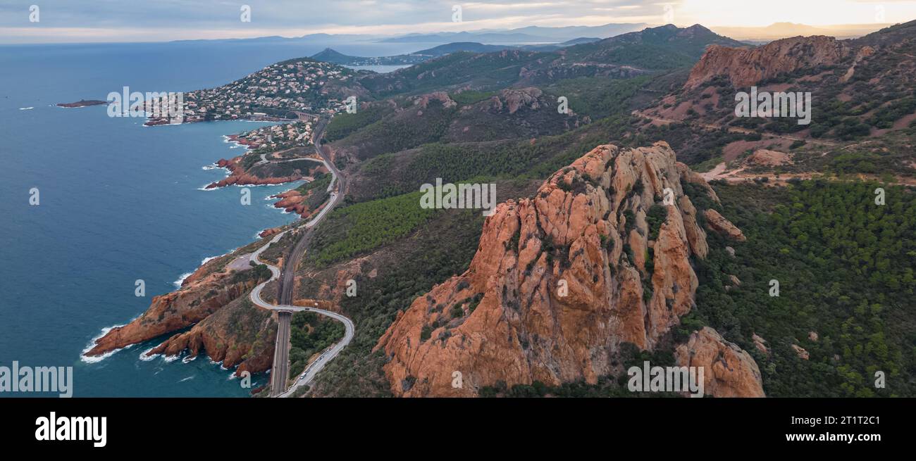 Aus der Vogelperspektive auf das Massif de L'Esterel und die roten Klippen, die in das Mittelmeer fallen. Französische Riviera. Cote d'Azur Stockfoto