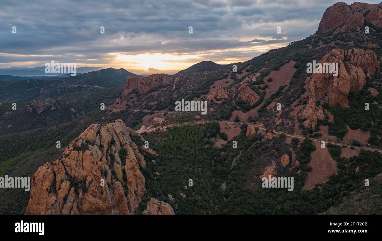 Aus der Vogelperspektive auf das Massif de L'Esterel und die roten Klippen, die in das Mittelmeer fallen. Französische Riviera. Cote d'Azur Stockfoto