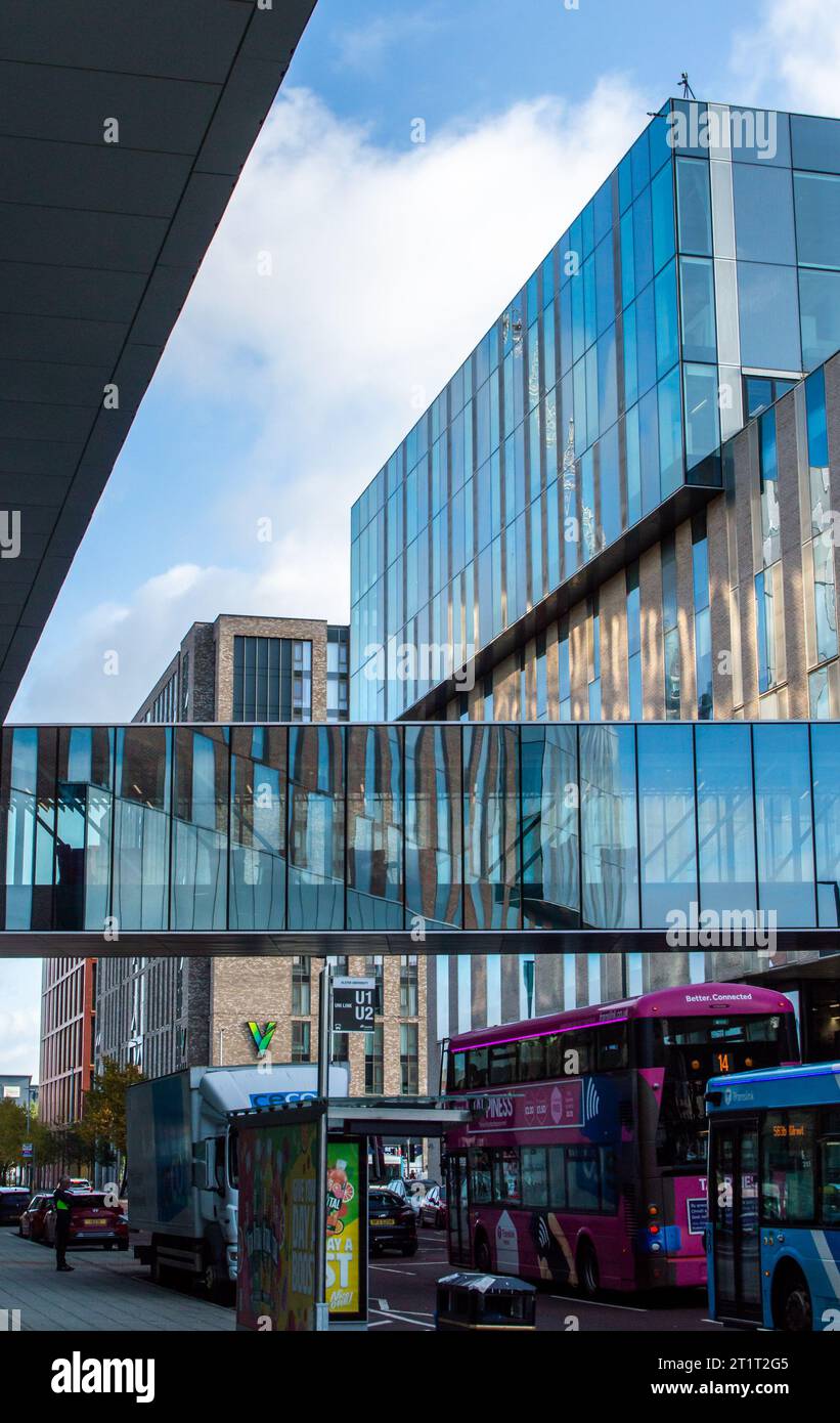 Belfast, Großbritannien, 29. September 2023. Straßenblick auf die Himmelsbrücke des neuen Belfast Campus der Ulster University. Stockfoto