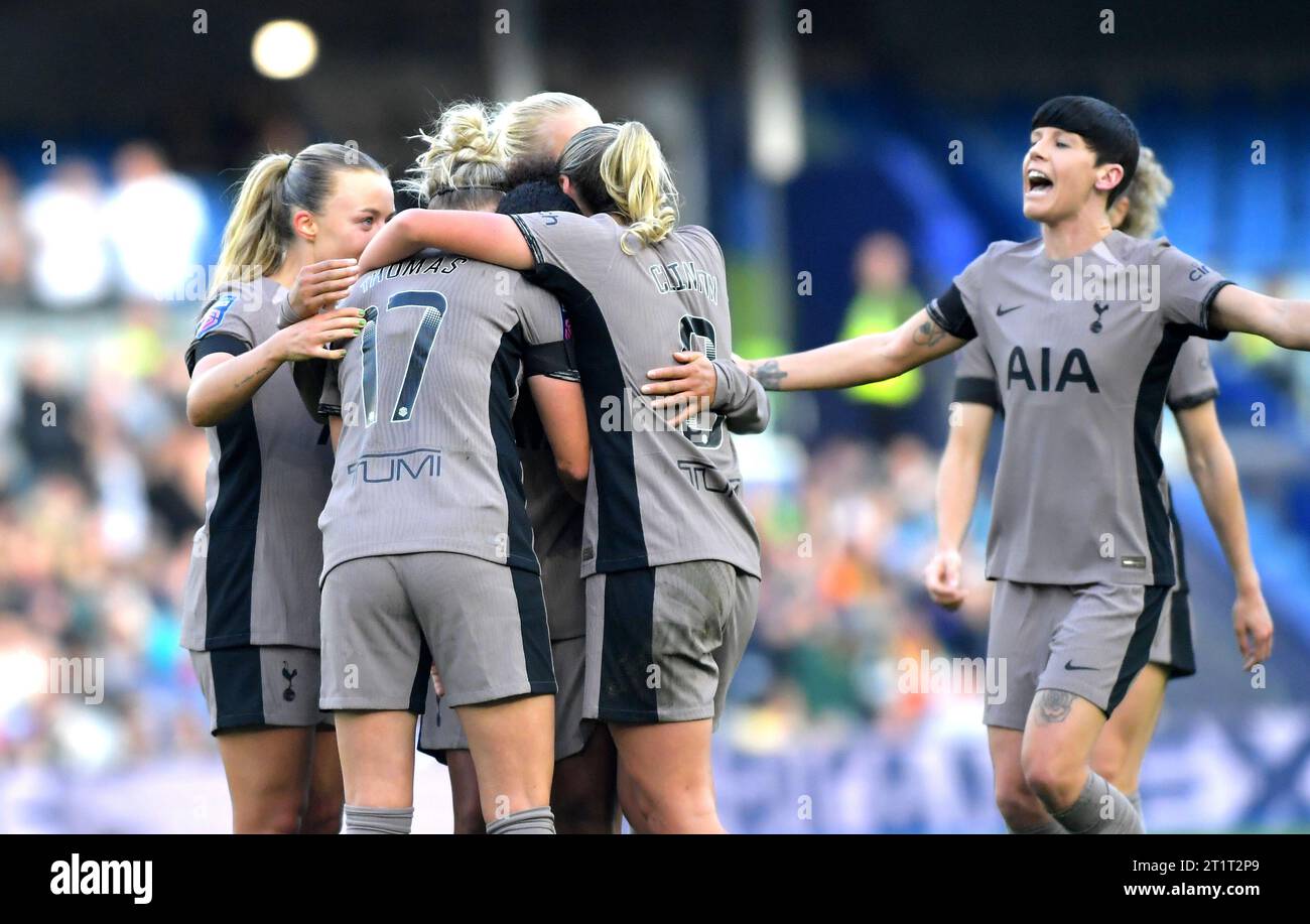 Brighton UK 15. Oktober 2023 - Martha Thomas aus Tottenham (Nr. 17) wird gemobbt, nachdem sie in der ersten Halbzeit im American Express Stadium gegen Brighton beim Barclays Women's Super League-Fußballspiel zwischen Brighton & Hove Albion und Tottenham Hotspur ihren Equalizer erzielt hat (nur für redaktionelle Zwecke) : Credit Simon Dack /TPI/ Alamy Live News Stockfoto