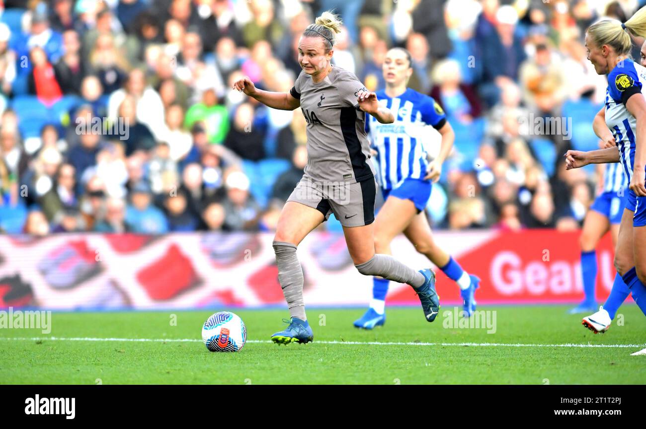 Brighton UK 15. Oktober 2023 - Martha Thomas aus Tottenham kommt durch, trifft aber bei dieser Gelegenheit nicht beim Barclays Women's Super League Fußballspiel zwischen Brighton & Hove Albion und Tottenham Hotspur im American Express Stadium (nur für redaktionelle Zwecke): Credit Simon Dack /TPI/ Alamy Live News Stockfoto