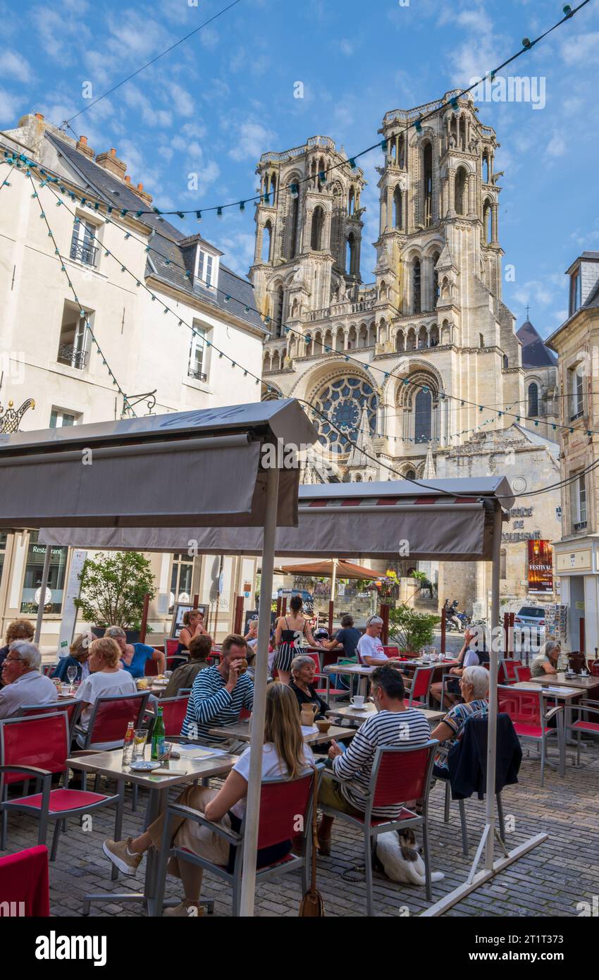 Leute essen in einem Außenrestaurant in der Nähe der Kathedrale von Laon, Nordfrankreich Stockfoto