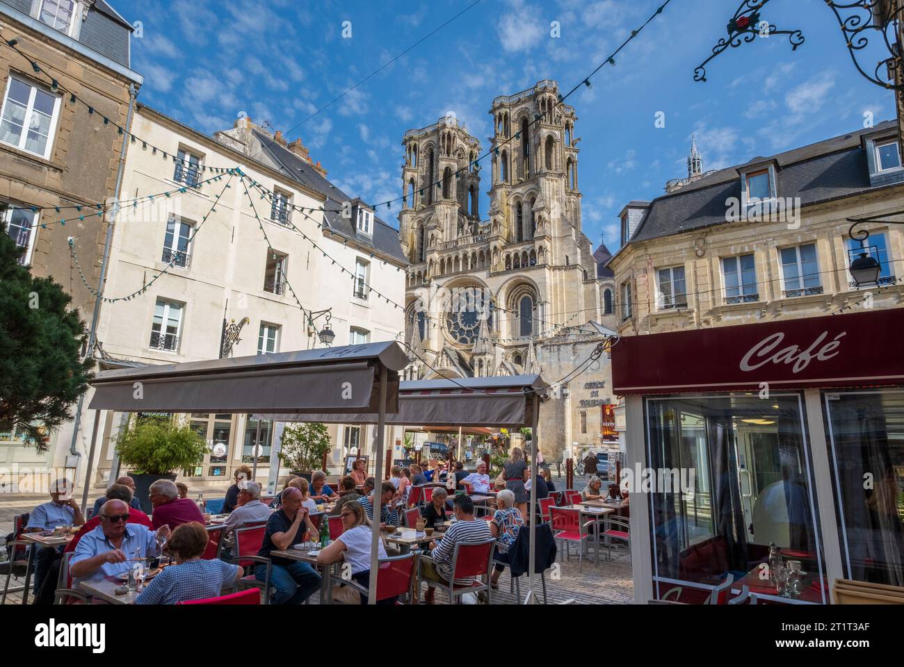 Leute essen in einem Außenrestaurant in der Nähe der Kathedrale von Laon, Nordfrankreich Stockfoto