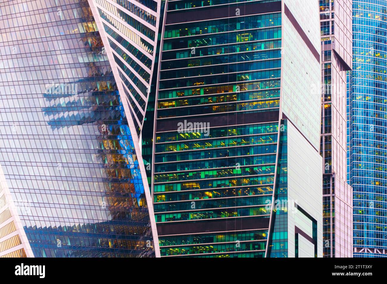 Glasgebäude mit wolkig blauem Himmel Hintergrund, reflektierende Wolkenkratzer, Bürogebäude. Stockfoto