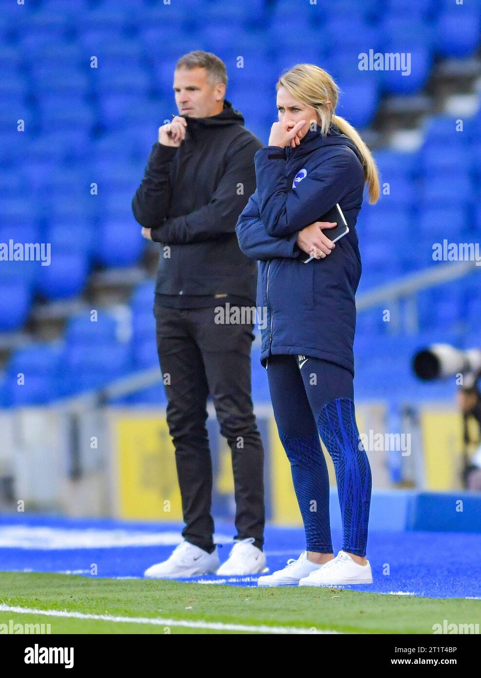 Brighton UK 15. Oktober 2023 - Brighton Head Coach Melissa Phillips zusammen mit Tottenham Head Coach Robert Vilahamn während des Barclays Women's Super League Fußballspiels zwischen Brighton & Hove Albion und Tottenham Hotspur im American Express Stadium (nur redaktionelle Verwendung): Credit Simon Dack /TPI/ Alamy Live News Stockfoto