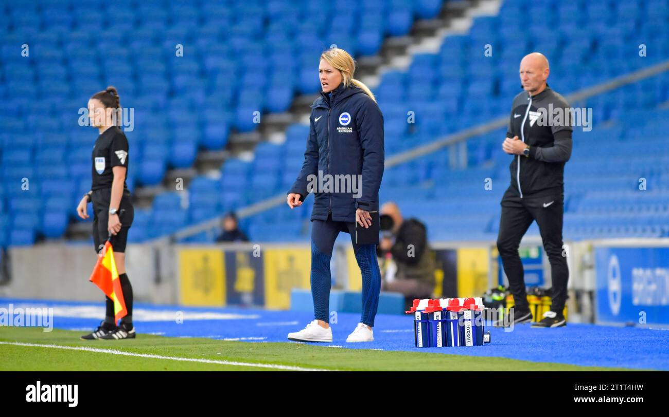 Brighton UK 15. Oktober 2023 - Brighton Head Coach Melissa Phillips während des Barclays Women's Super League Fußballspiels zwischen Brighton & Hove Albion und Tottenham Hotspur im American Express Stadium (nur redaktionelle Verwendung) : Credit Simon Dack /TPI/ Alamy Live News Stockfoto