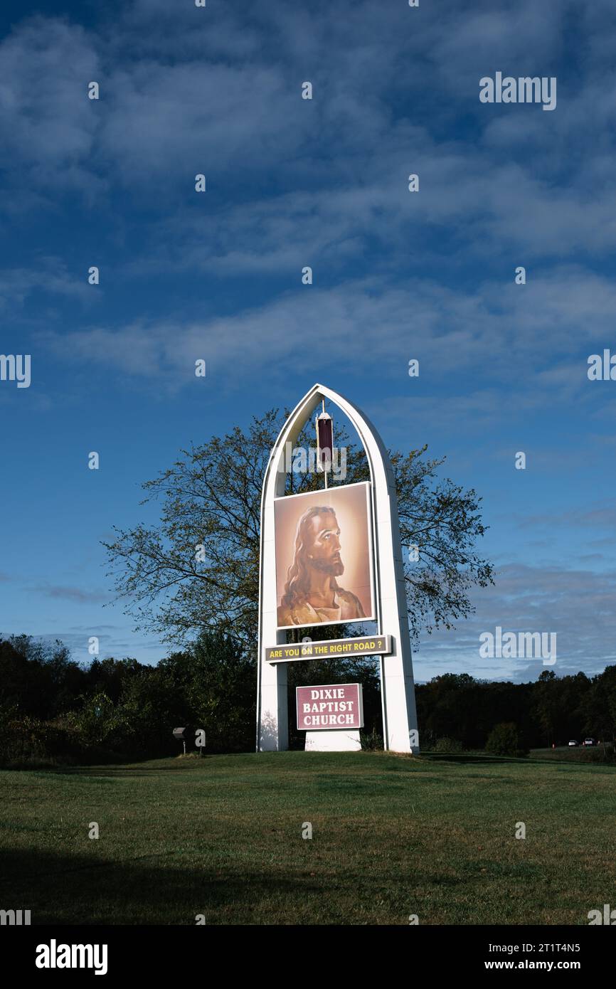 Kirchenschild mit Jesus und Reading Are You on the Right Road, entlang der I75 in Clarkston Michigan Stockfoto