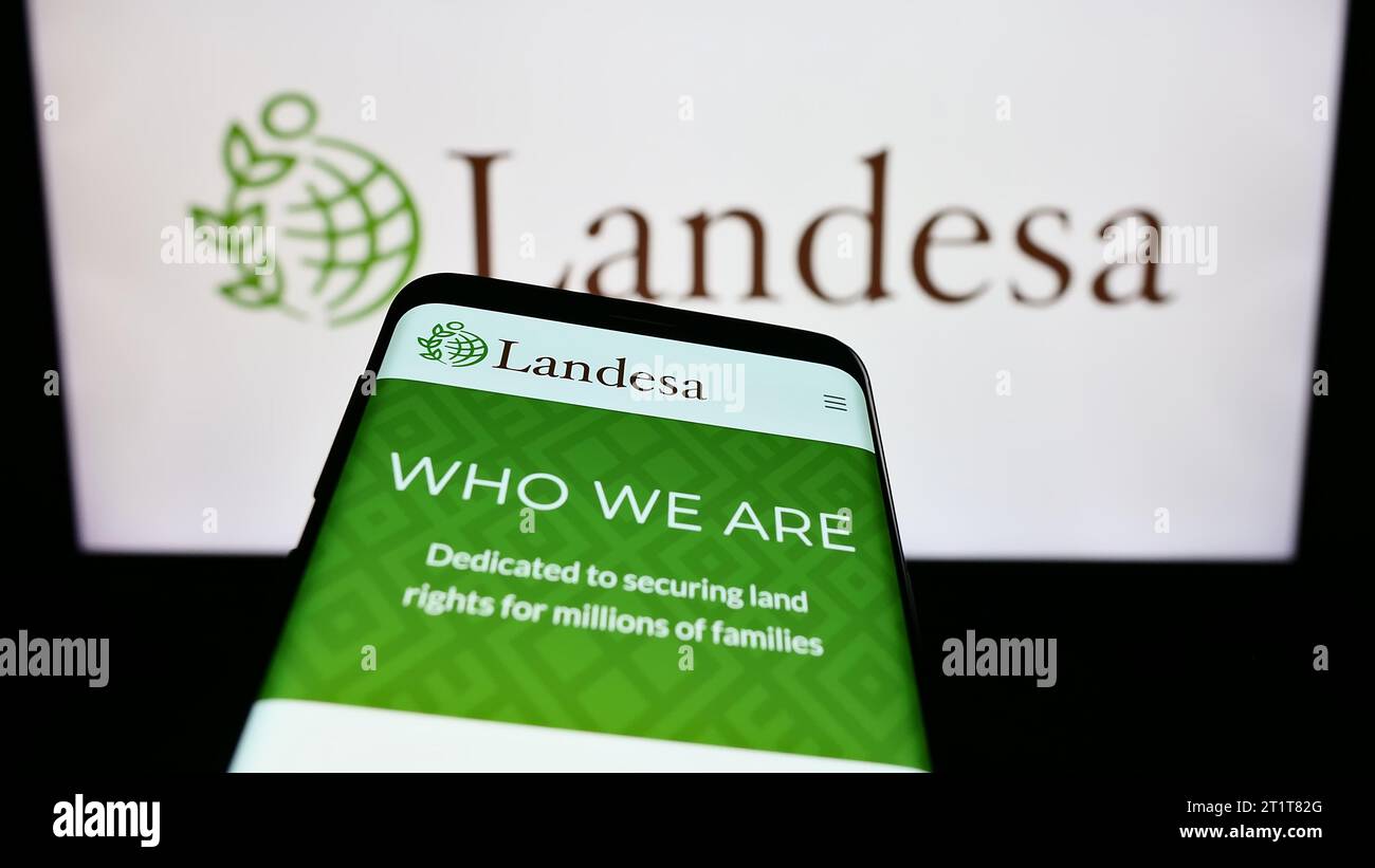 Smartphone mit Webseite der US-Organisation Landesa Rural Development Institute vor dem Logo. Fokussieren Sie sich oben links auf der Telefonanzeige. Stockfoto