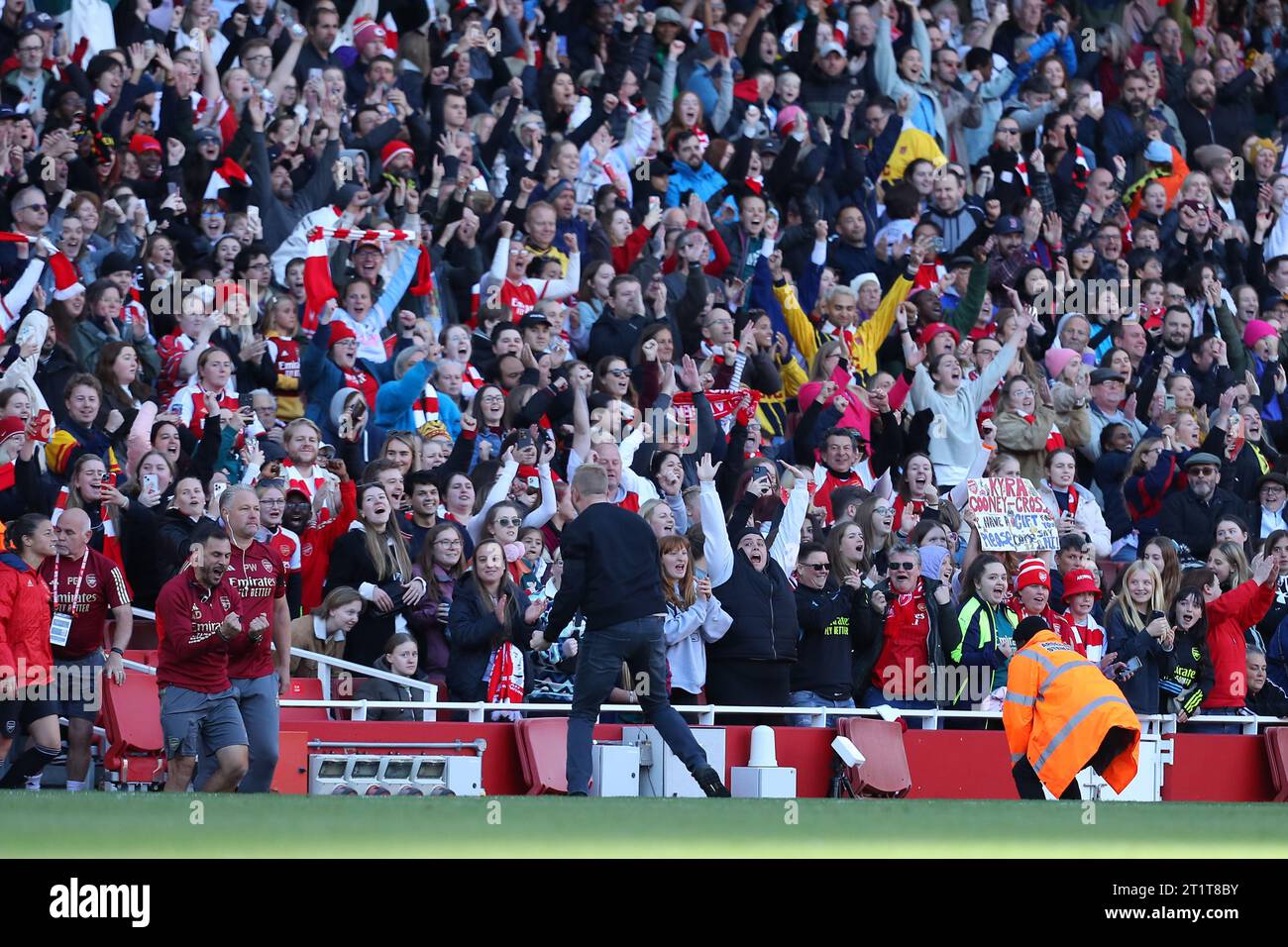 Emirates Stadium, London, Großbritannien. Oktober 2023. Die Super League der Damen, Arsenal gegen Aston Villa; Arsenal-Manager Jonas Eidevall, rückständige Mitarbeiter und Fans feiern das letzte Pfiff. Beschreibung: Action Plus Sports/Alamy Live News Stockfoto