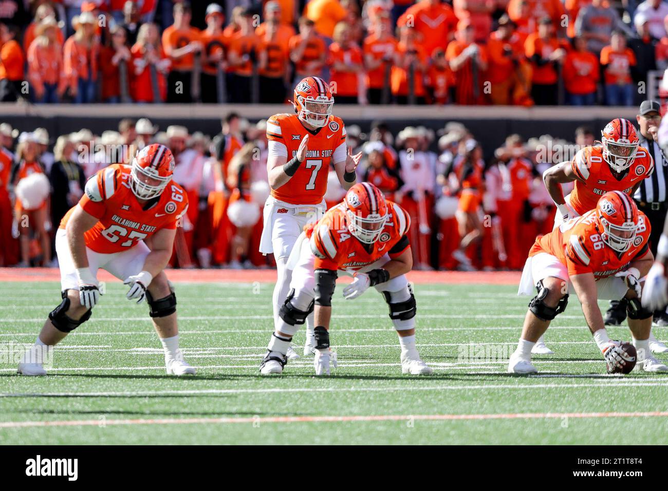 Stillwater, OK, USA. Oktober 2023. Der Quarterback der Oklahoma State Cowboys Alan Bowman (7) wartet auf ein Fußballspiel zwischen den Kansas Jayhawks und den Oklahoma State Cowboys im Boone Pickens Stadium in Stillwater, OK. Gray Siegel/CSM/Alamy Live News Stockfoto