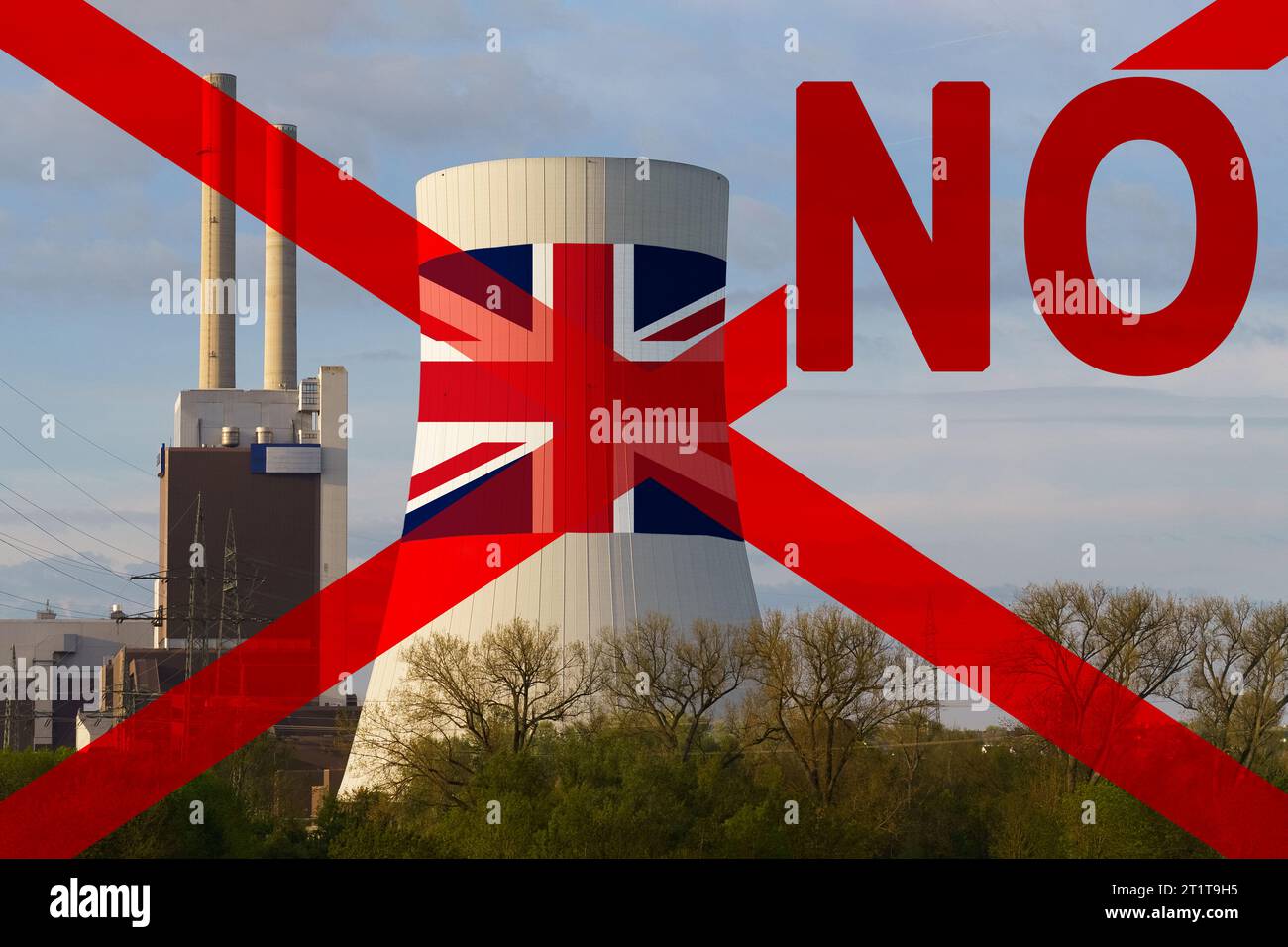 Auf dem Kühlturm des Kernkraftwerks ist die Flagge Großbritanniens abgebildet, das Bild ist mit roten Linien durchgestrichen, daneben die ins Stockfoto