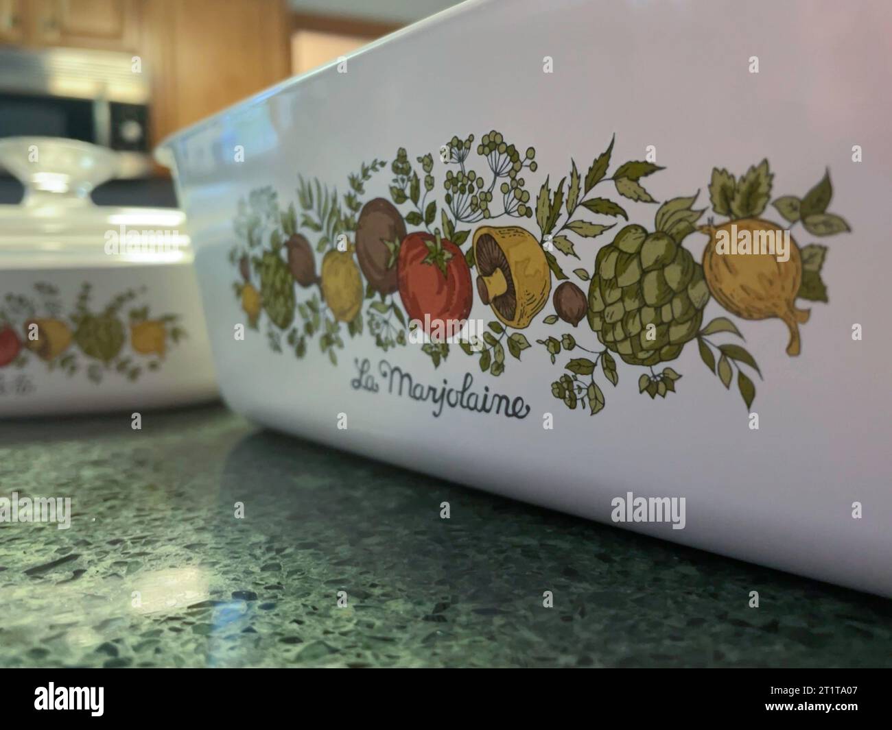 Nahaufnahme von Vintage corning Geschirr Pfannen, 2023, USA Stockfoto