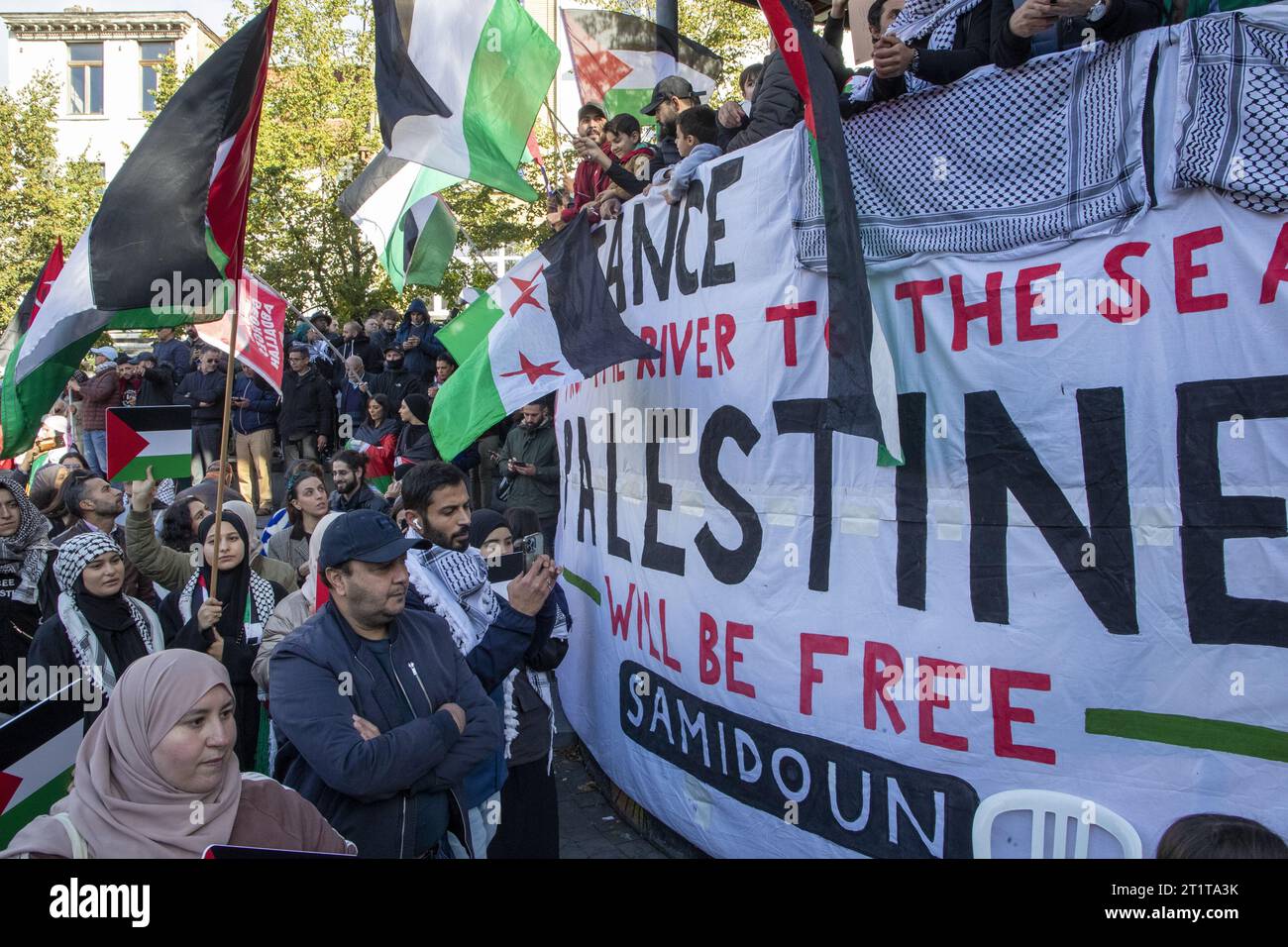 Die Abbildung zeigt eine propalästinensische Demonstration, die die