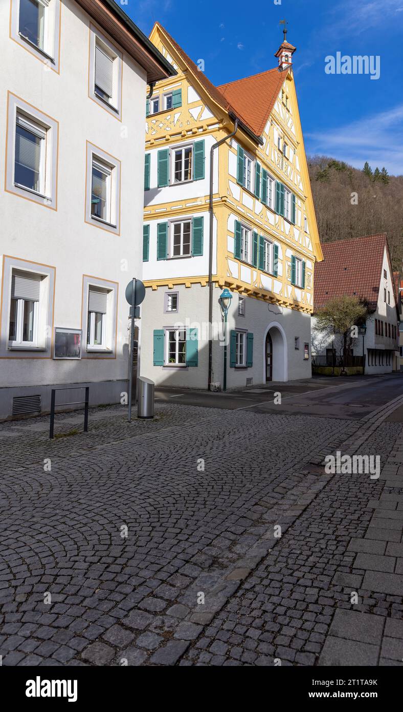 Fachwerkhaus, alt und historisch in Blaubeuren im Sommer Stockfoto