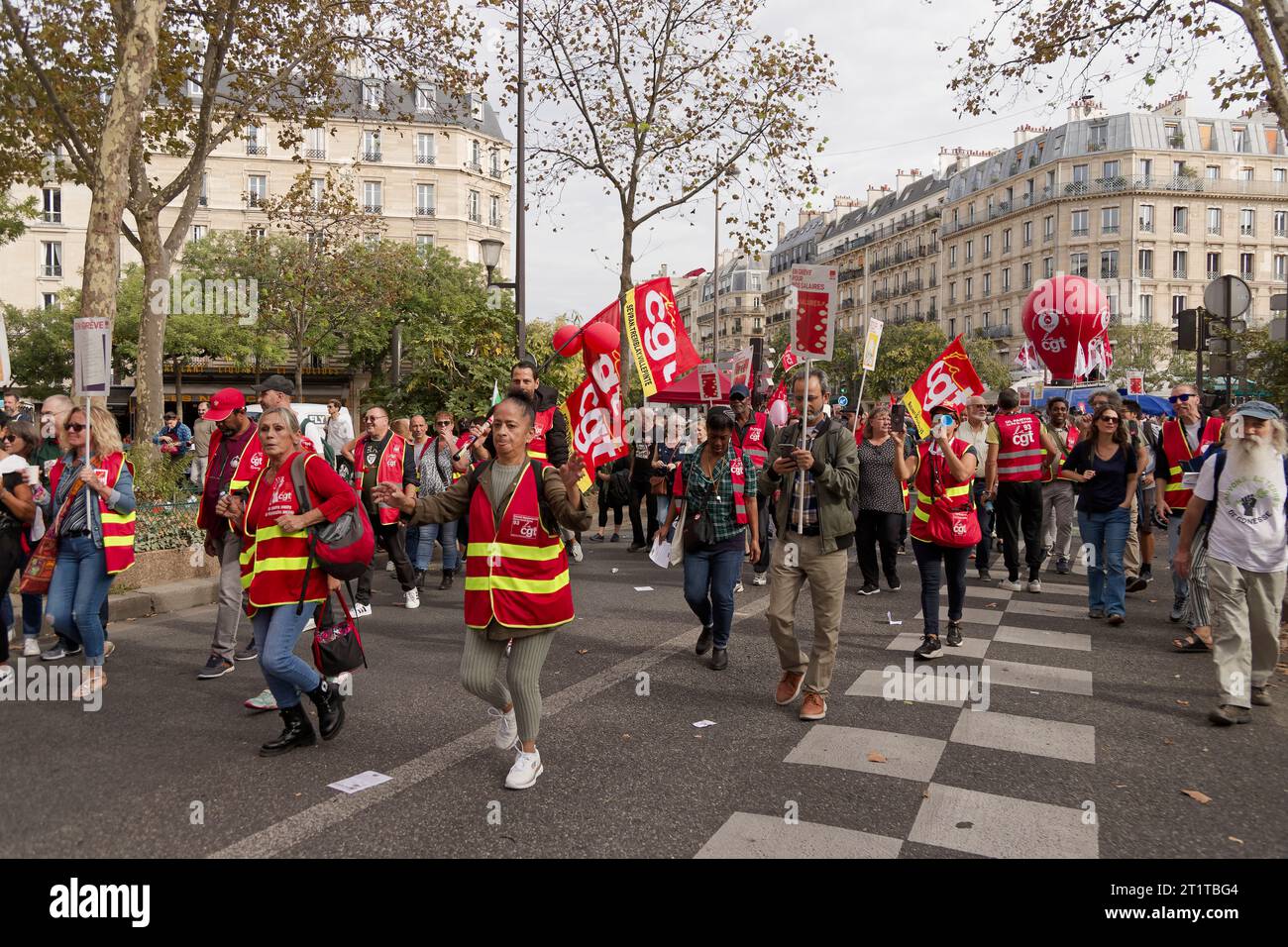 Paris, Frankreich. 13. Oktober 2023. gewerkschaftliche Demonstration für höhere Löhne, für Gleichstellung der Geschlechter, gegen Sparmaßnahmen, Renten in Paris, Frankreich Stockfoto