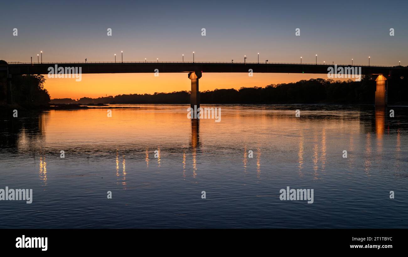 Brücke über den Missouri River bei Hermann, MO, nach Sonnenuntergang Stockfoto