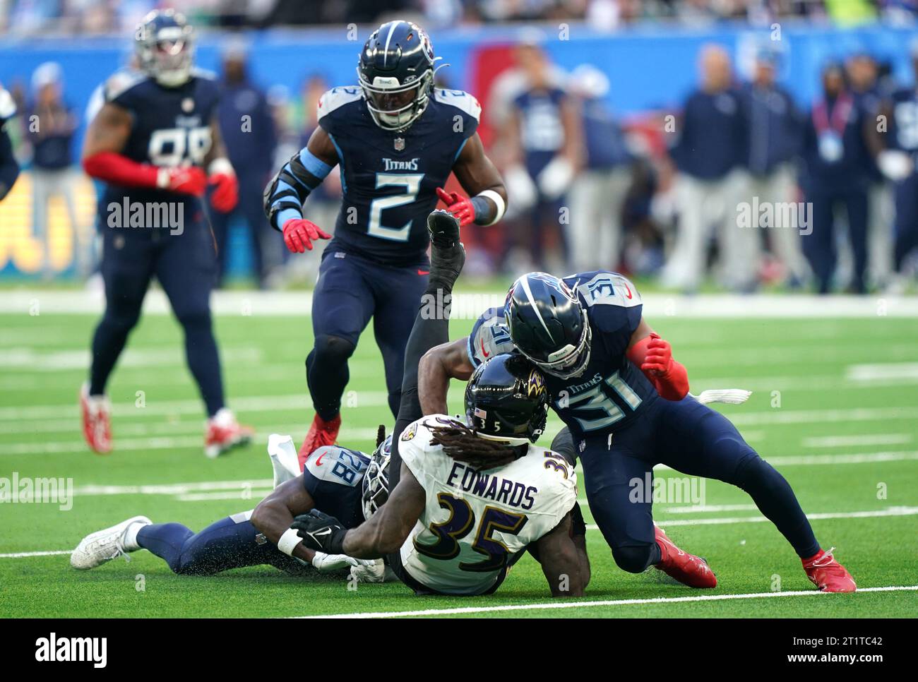 Baltimore Ravens' Gus Edwards wird im Tottenham Hotspur Stadium in London von Tennessee Titans Shyheim Carter (links) und Kevin Byard besiegt. Bilddatum: Sonntag, 15. Oktober 2023. Stockfoto