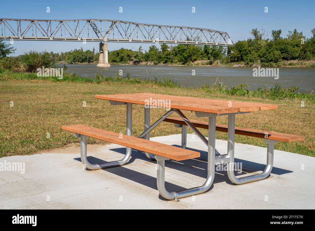 Picknicktisch und Fachwerkbrücke über den Missouri River in Brownville, Nebraska, in herbstlicher Landschaft Stockfoto