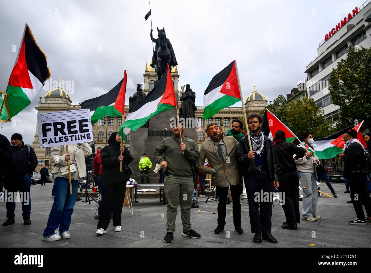 Prag, Tschechische Republik. Oktober 2023. Dutzende von Menschen versammelten sich heute im oberen Teil des Prager Wenzelsplatzes zu einer Demonstration, bei der die Vergeltungsmaßnahmen Israels im Gazastreifen nach Angriffen von Militanten der radikalen Hamas-Bewegung unter dem Motto "stoppt den Zyklus der Gewalt" kritisiert wurden, um Solidarität und Beteiligung mit allen zivilen Opfern zum Ausdruck zu bringen der aktuellen Eskalation in Israel und Palästina fand am 15. Oktober 2023 auf dem Wenzelsplatz in Prag statt. Quelle: Ondrej Deml/CTK Photo/Alamy Live News Stockfoto