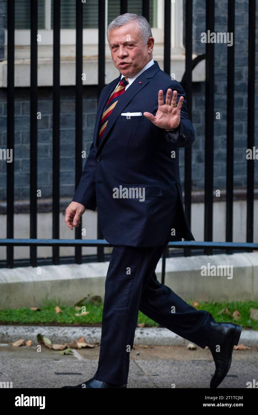 London, Großbritannien. 15. Oktober 2023. Seine Majestät König Abdullah II., König von Jordanien, trifft auf Rishi Sunak, Premierminister, in der Downing Street 10 zu Gesprächen ein. Der König von Jordanien ist auf einer kurzen Europa-Tour, die Großbritannien, Italien, Deutschland und Frankreich umfasst, um internationale Unterstützung zu sammeln, um den Krieg gegen Gaza zu stoppen. Quelle: Stephen Chung / Alamy Live News Stockfoto