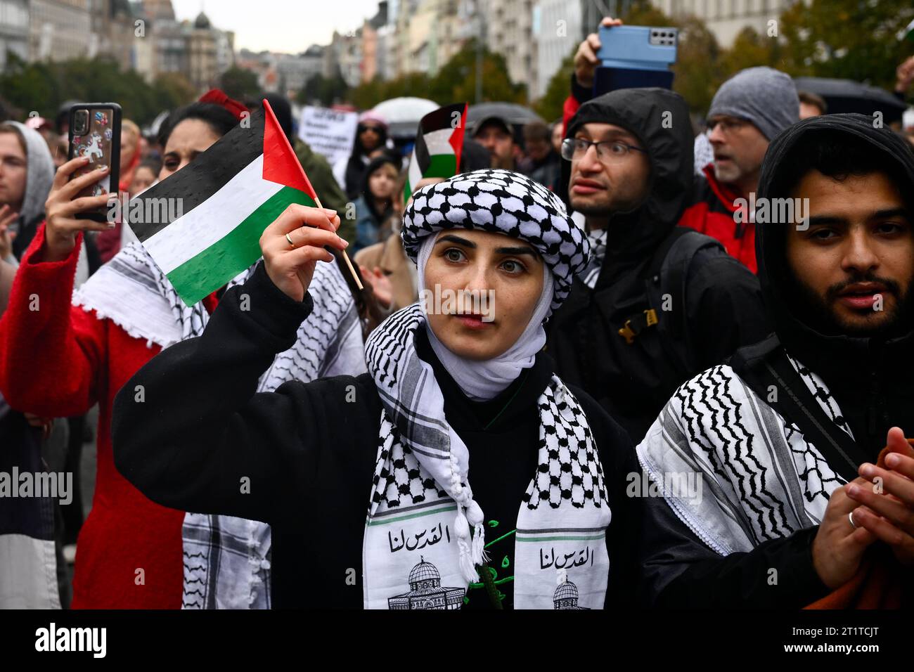 Prag, Tschechische Republik. Oktober 2023. Dutzende von Menschen versammelten sich heute im oberen Teil des Prager Wenzelsplatzes zu einer Demonstration, bei der die Vergeltungsmaßnahmen Israels im Gazastreifen nach Angriffen von Militanten der radikalen Hamas-Bewegung unter dem Motto "stoppt den Zyklus der Gewalt" kritisiert wurden, um Solidarität und Beteiligung mit allen zivilen Opfern zum Ausdruck zu bringen der aktuellen Eskalation in Israel und Palästina fand am 15. Oktober 2023 auf dem Wenzelsplatz in Prag statt. Quelle: Ondrej Deml/CTK Photo/Alamy Live News Stockfoto