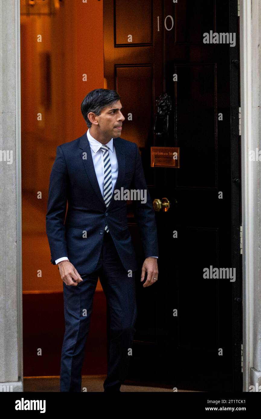 London, Großbritannien. 15. Oktober 2023. Rishi Sunak, Premierminister, wartet darauf, seine Majestät König Abdullah II., König von Jordanien, in Downing Street 10 zu Gesprächen zu begrüßen. Der König von Jordanien ist auf einer kurzen Europa-Tour, die Großbritannien, Italien, Deutschland und Frankreich umfasst, um internationale Unterstützung zu sammeln, um den Krieg gegen Gaza zu stoppen. Quelle: Stephen Chung / Alamy Live News Stockfoto