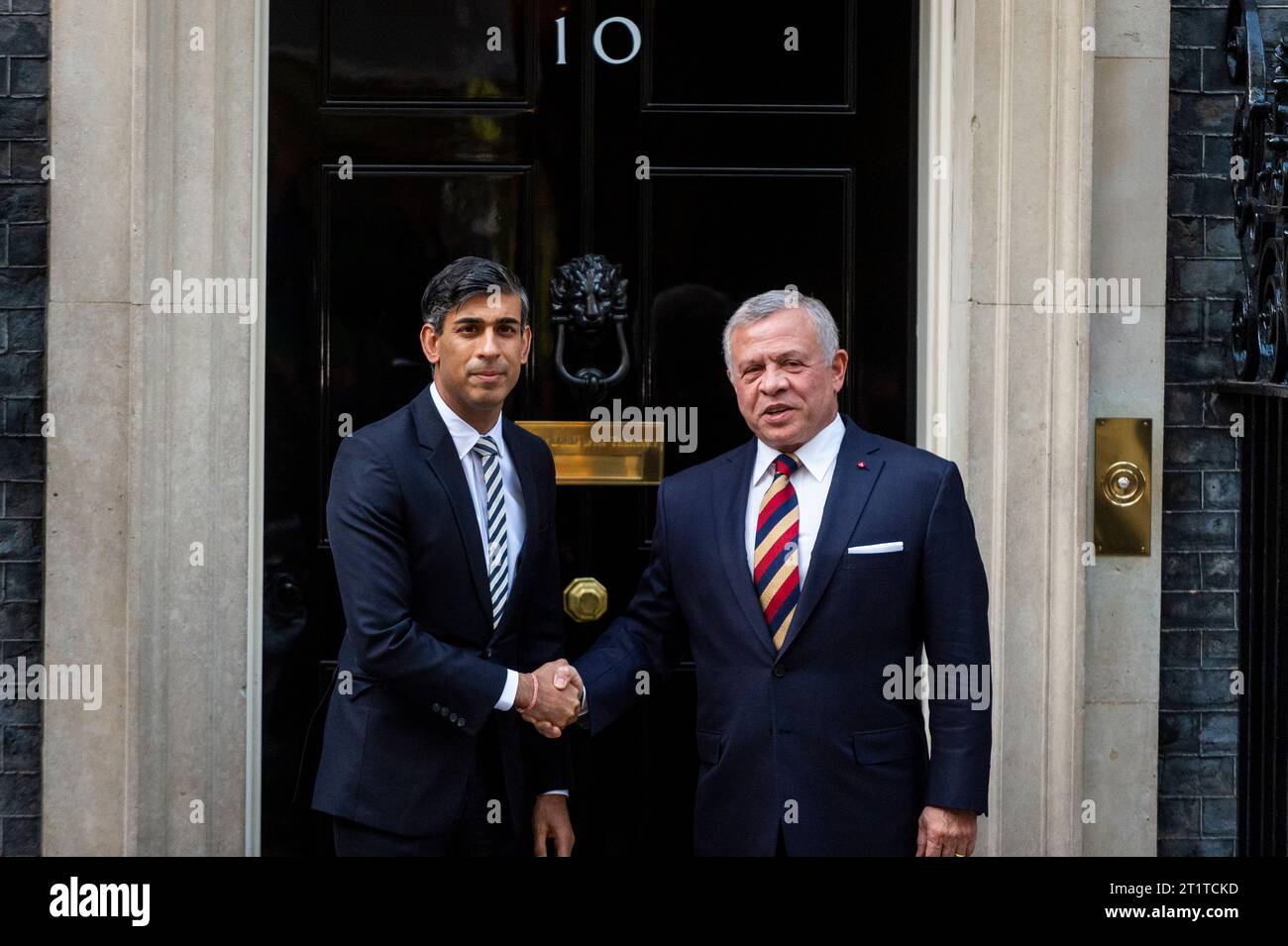 London, Großbritannien. 15. Oktober 2023. Rishi Sunak, Premierminister, trifft seine Majestät König Abdullah II., König von Jordanien, in Downing Street 10 zu Gesprächen. Der König von Jordanien ist auf einer kurzen Europa-Tour, die Großbritannien, Italien, Deutschland und Frankreich umfasst, um internationale Unterstützung zu sammeln, um den Krieg gegen Gaza zu stoppen. Quelle: Stephen Chung / Alamy Live News Stockfoto