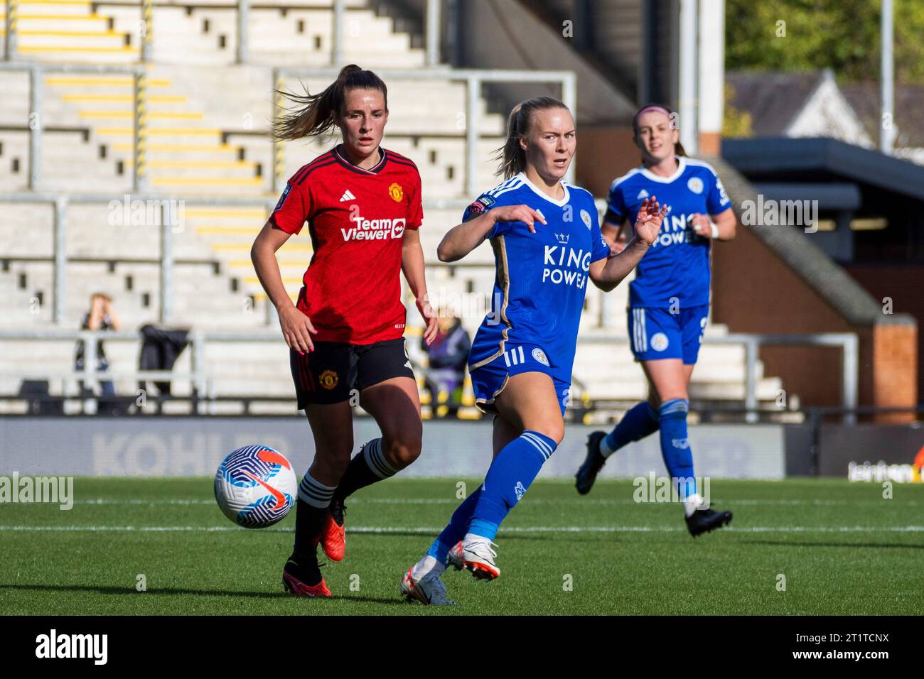 Leigh, Großbritannien. Oktober 2023. Leigh, England, 15. Oktober 2023: Ella Toone von Manchester United und Jutta Rantala von Leicester City während des FA WSL-Fußballspiels zwischen Manchester United und Leicester City im Leigh Sports Village in Leigh, England (Wayne Goodman/SPP) Credit: SPP Sport Press Photo. /Alamy Live News Stockfoto