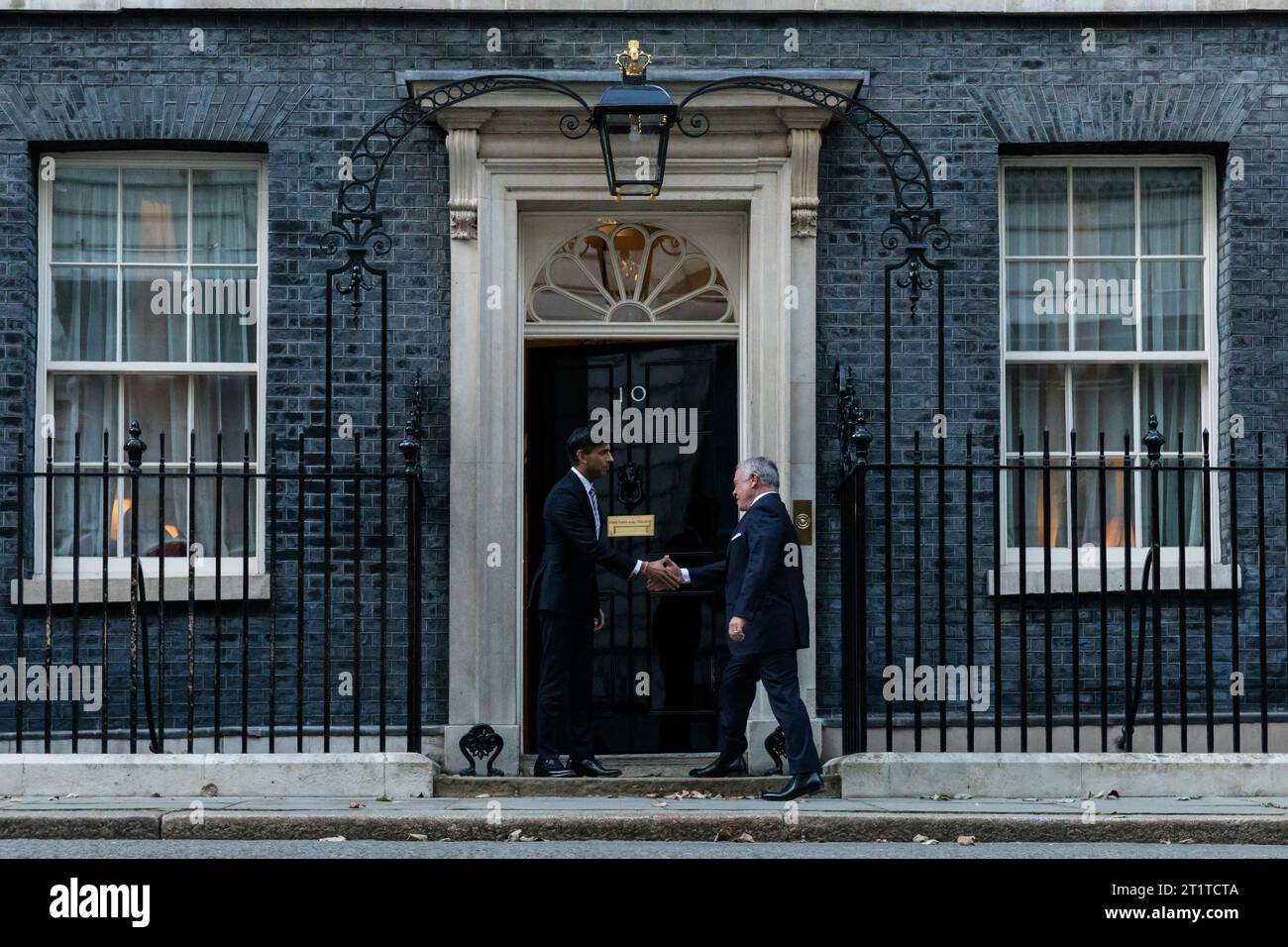 Downing Street, London, Großbritannien. Oktober 2023. Der britische Premierminister Rishi Sunak begrüßt seine Majestät König Abdullah II., König von Jordanien, in der Downing Street in London, Großbritannien. Foto: Amanda Rose/Alamy Live News Stockfoto