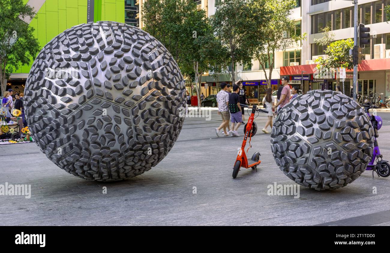 Metallkugeln auf der Straße, Brisbane, Queensland, Australien Stockfoto