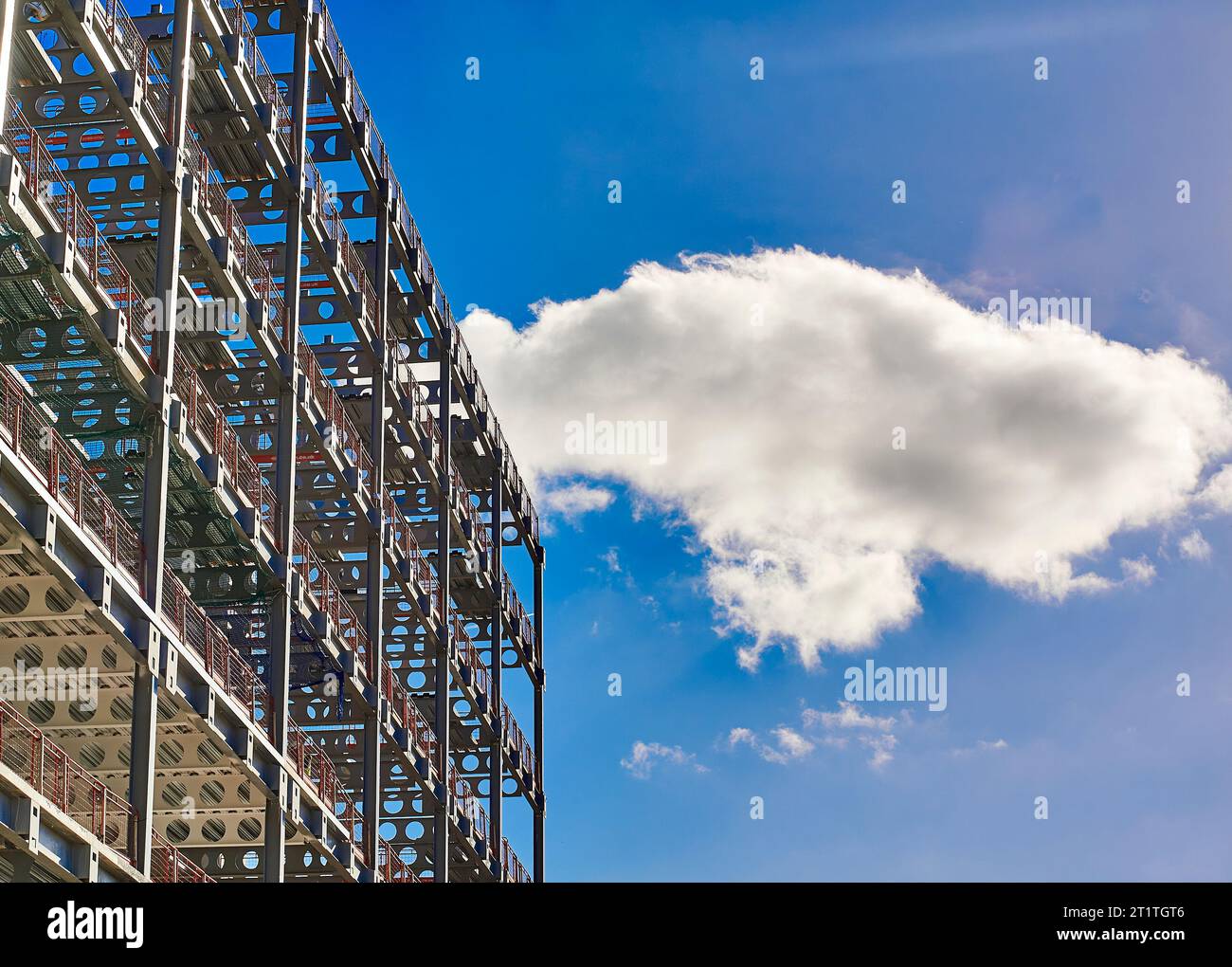 Neues Gebäude im Bau und weiße Wolken schwebten vorbei Stockfoto