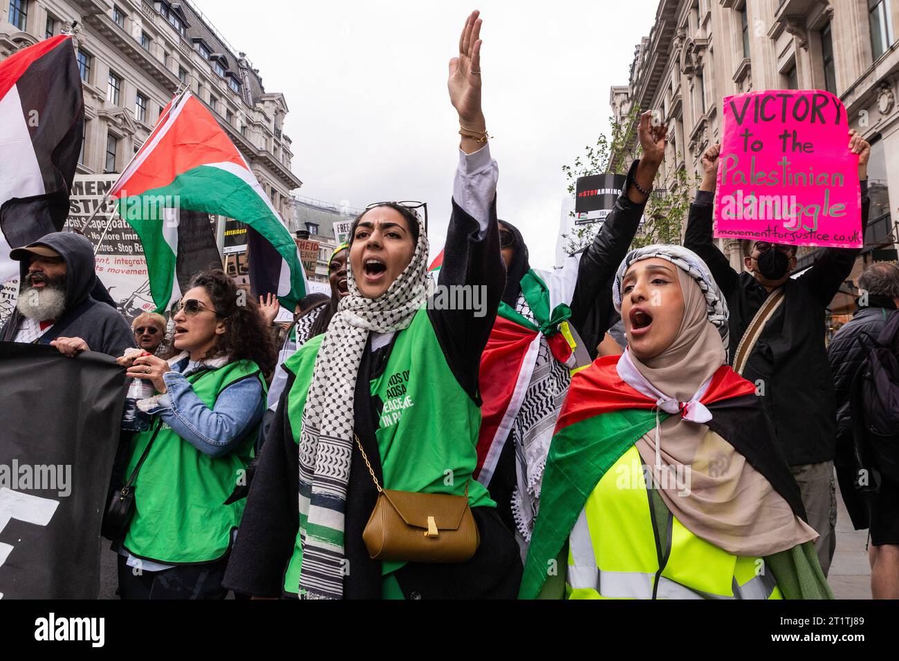 Protest für Palästina nach Eskalation der Militäraktion im Gazastreifen-Konflikt zwischen Israel und Hamas. Wütende Frauen protestieren Stockfoto