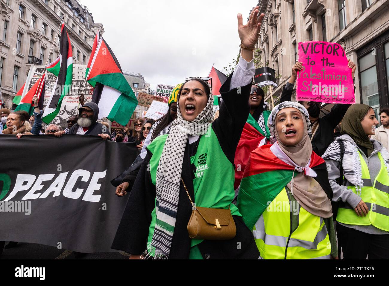 Protest für Palästina nach Eskalation der Militäraktion im Gazastreifen-Konflikt zwischen Israel und Hamas. Wütende Frauen protestieren Stockfoto