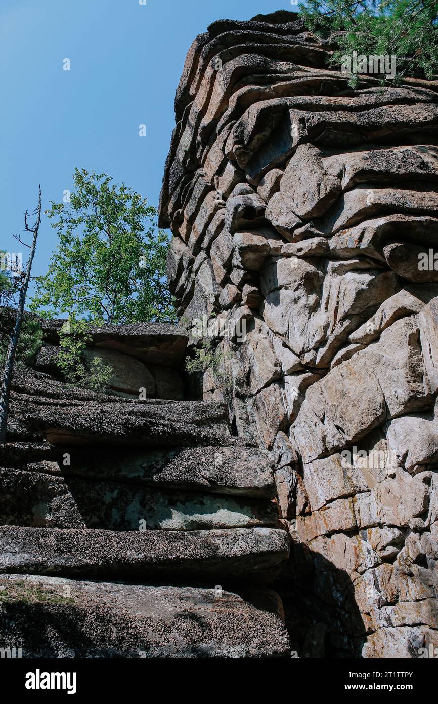 Syenit-Felsen magmatische Gebirgsformation. Gekühlte Magmaschichten. Touristenattraktion und Klettertrainingsbereich. Stockfoto