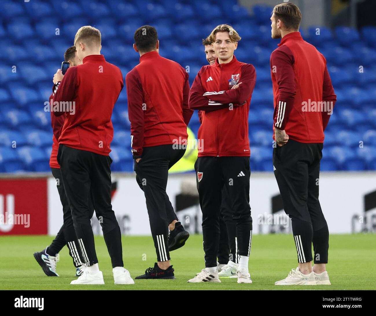 Cardiff, Großbritannien. Oktober 2023. Charlie Savage aus Wales mit Teamkollegen vor dem Qualifikationsspiel zur UEFA-Europameisterschaft im Cardiff City Stadium. Der Bildnachweis sollte lauten: Darren Staples/Sportimage Credit: Sportimage Ltd/Alamy Live News Stockfoto