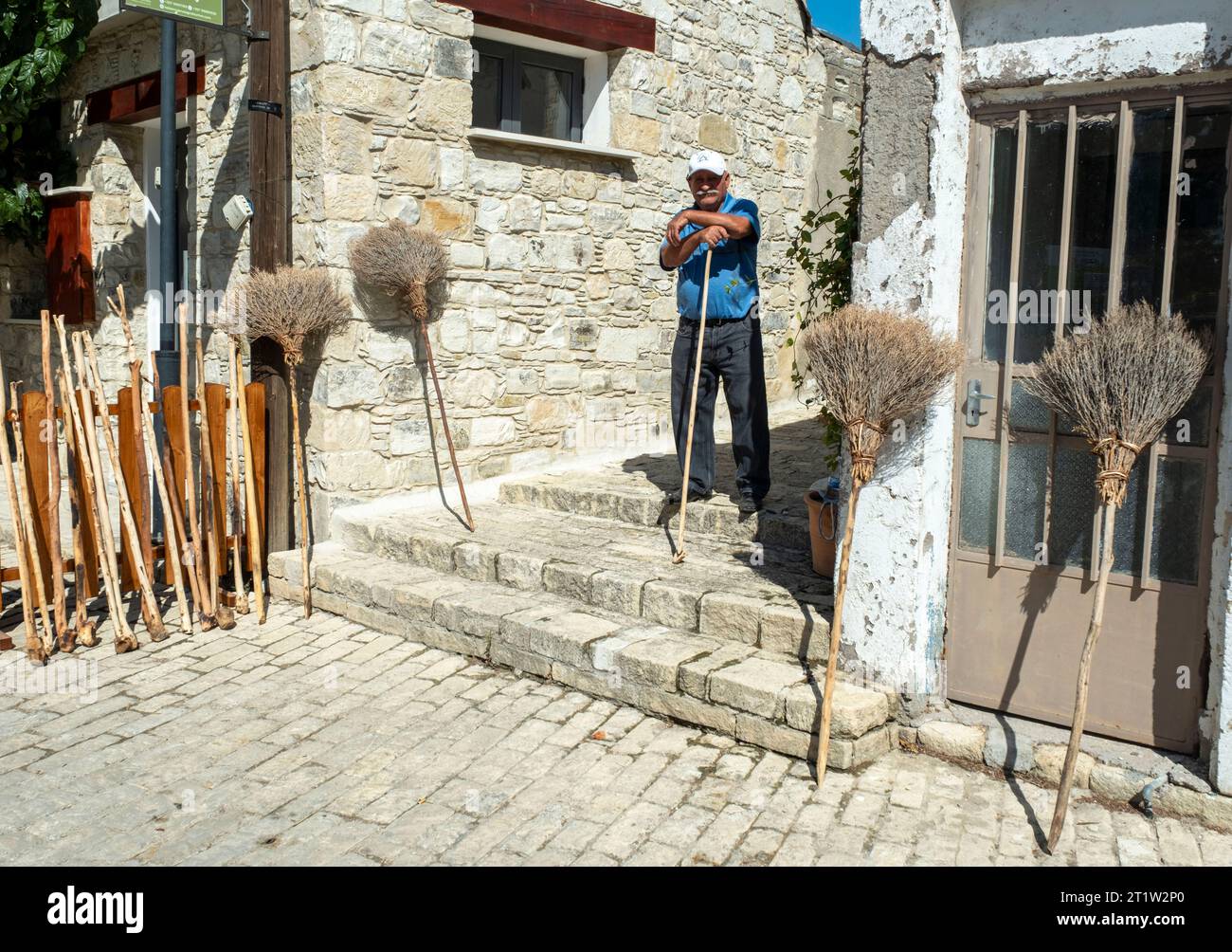 Ein Mann, der Bürsten, Besen und Wanderstöcke beim Amargeti Olive Festival in der Republik Zypern verkauft. Stockfoto