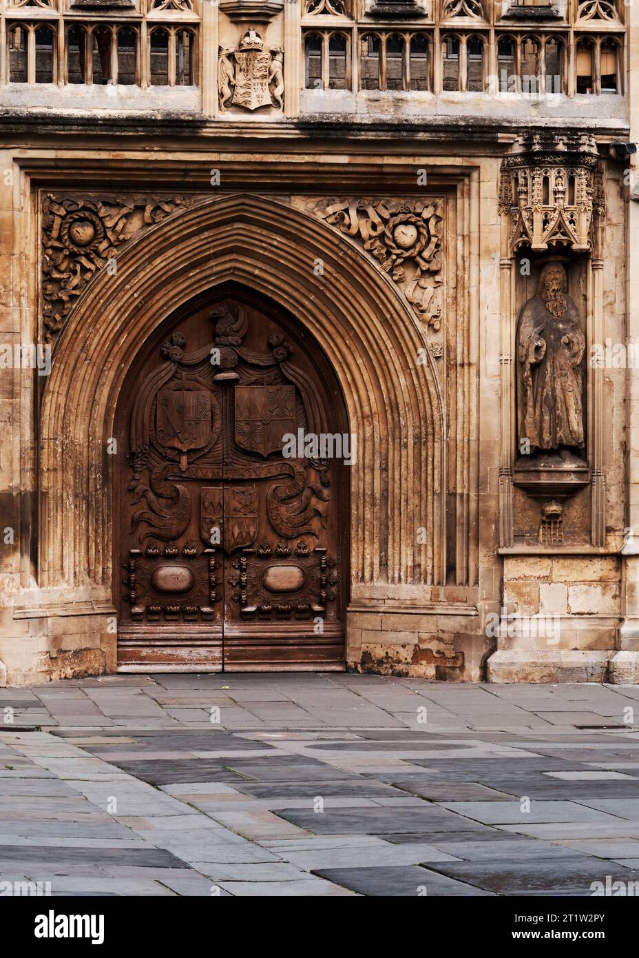 Historischer Eingang zur Bath Abbey, Tür aus dem 16. Jahrhundert nach der Auflösung der Klöster ersetzt Stockfoto