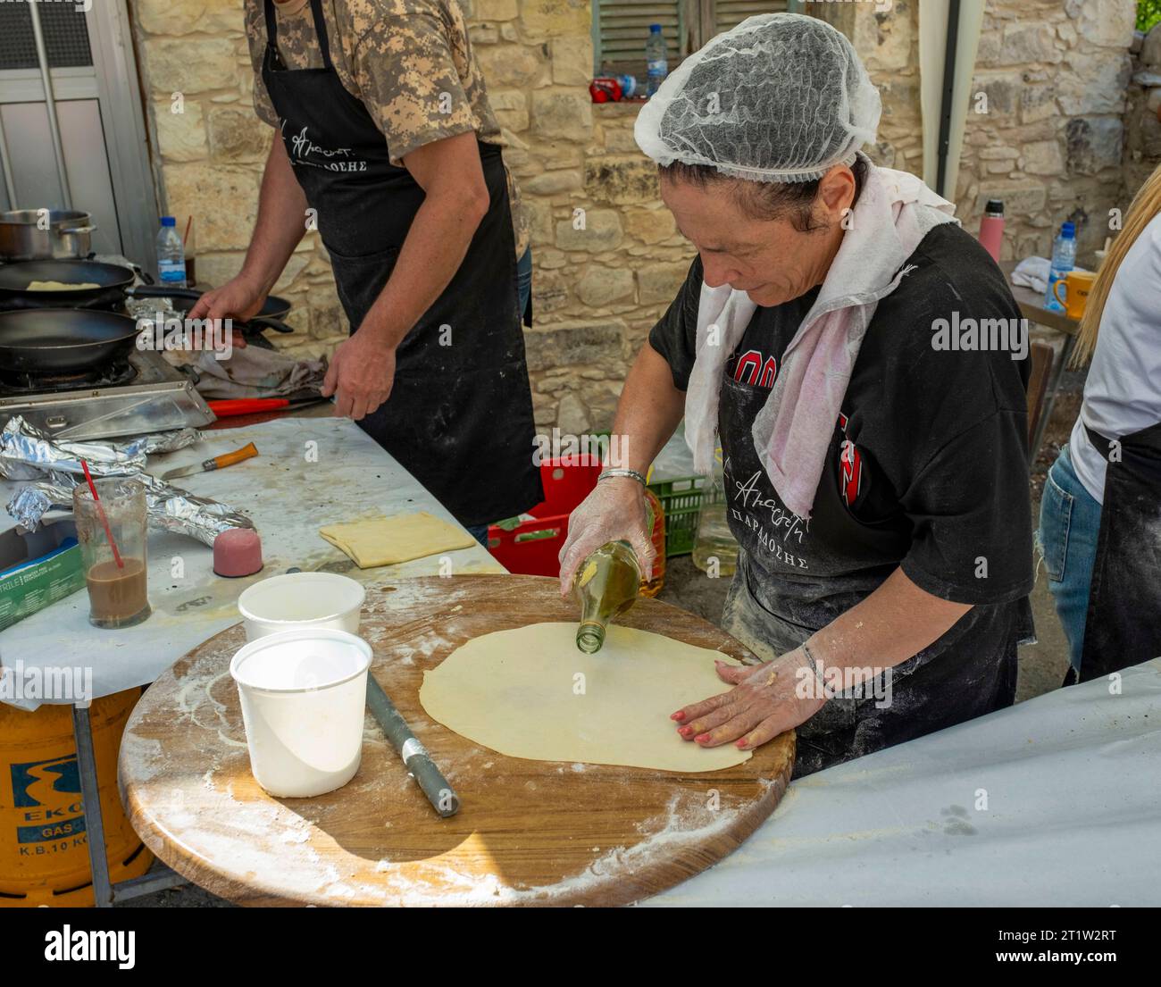 Eine Frau, die Pitta Brot beim Amargeti Olive Festival in der Republik Zypern macht. Stockfoto