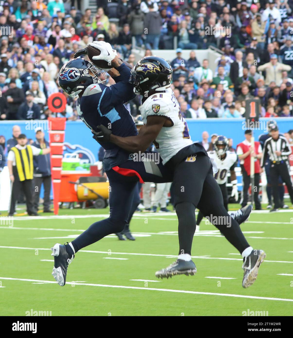 London, Großbritannien. Oktober 2023. Chris Moore, der Spieler der Tennessee Titans, fängt den Fußball während des Spiels gegen die Baltimore Ravens im Spiel der NFL International Series in der White Hart Lane in London am Sonntag, den 15. Oktober 2023. Ravens schlug die Titans 24:16. Foto: Hugo Philpott/UPI Credit: UPI/Alamy Live News Stockfoto