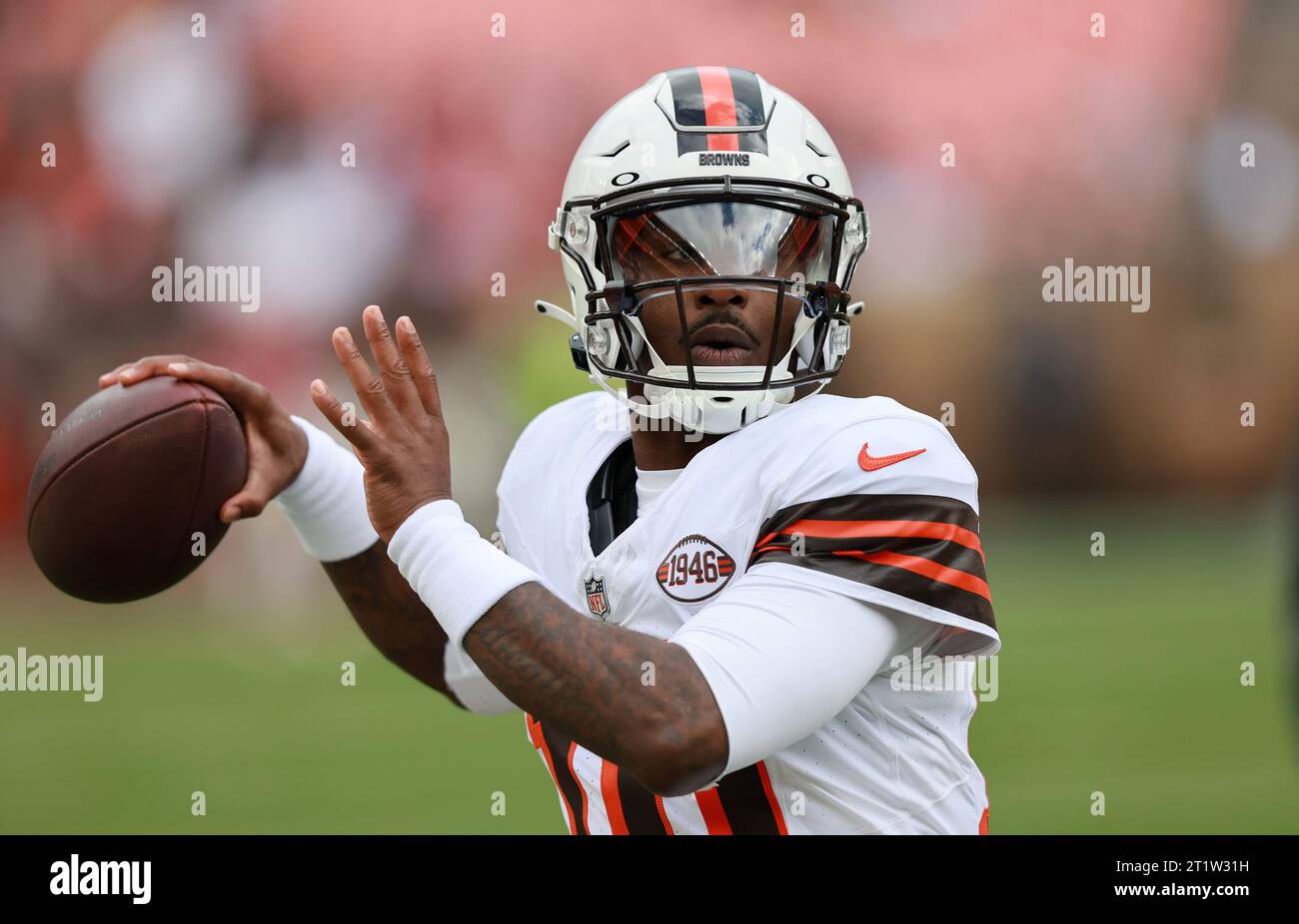 Cleveland, Usa. Oktober 2023. Cleveland Browns Quarterback PJ Walker (10) wärmt sich vor dem Spiel der Browns gegen die San Francisco 49ers in Cleveland, Ohio, am Sonntag, den 15. Oktober 2023 auf. Foto: Aaron Josefczyk/UPI Credit: UPI/Alamy Live News Stockfoto