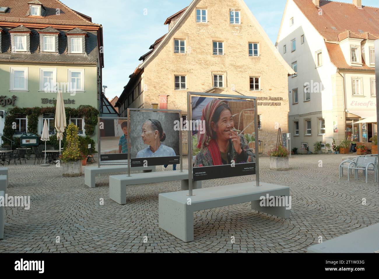 Fotoausstellung lokaler Fotografen auf dem Marktplatz der deutschen Stadt Weikersheim. Stockfoto